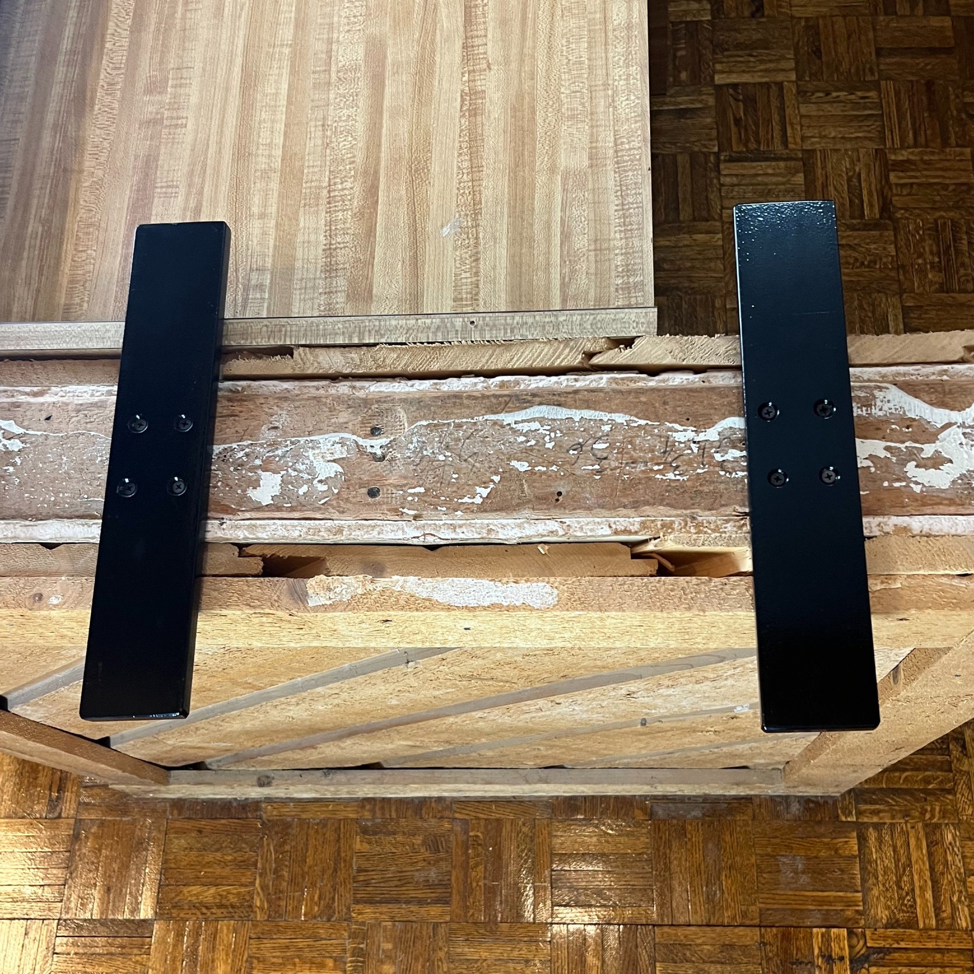 Center mount shelf countertop bracket